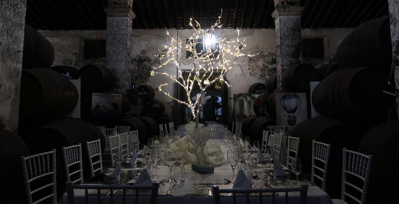 Mesa de Celebraciones en interior de Bodega - El Faro Catering